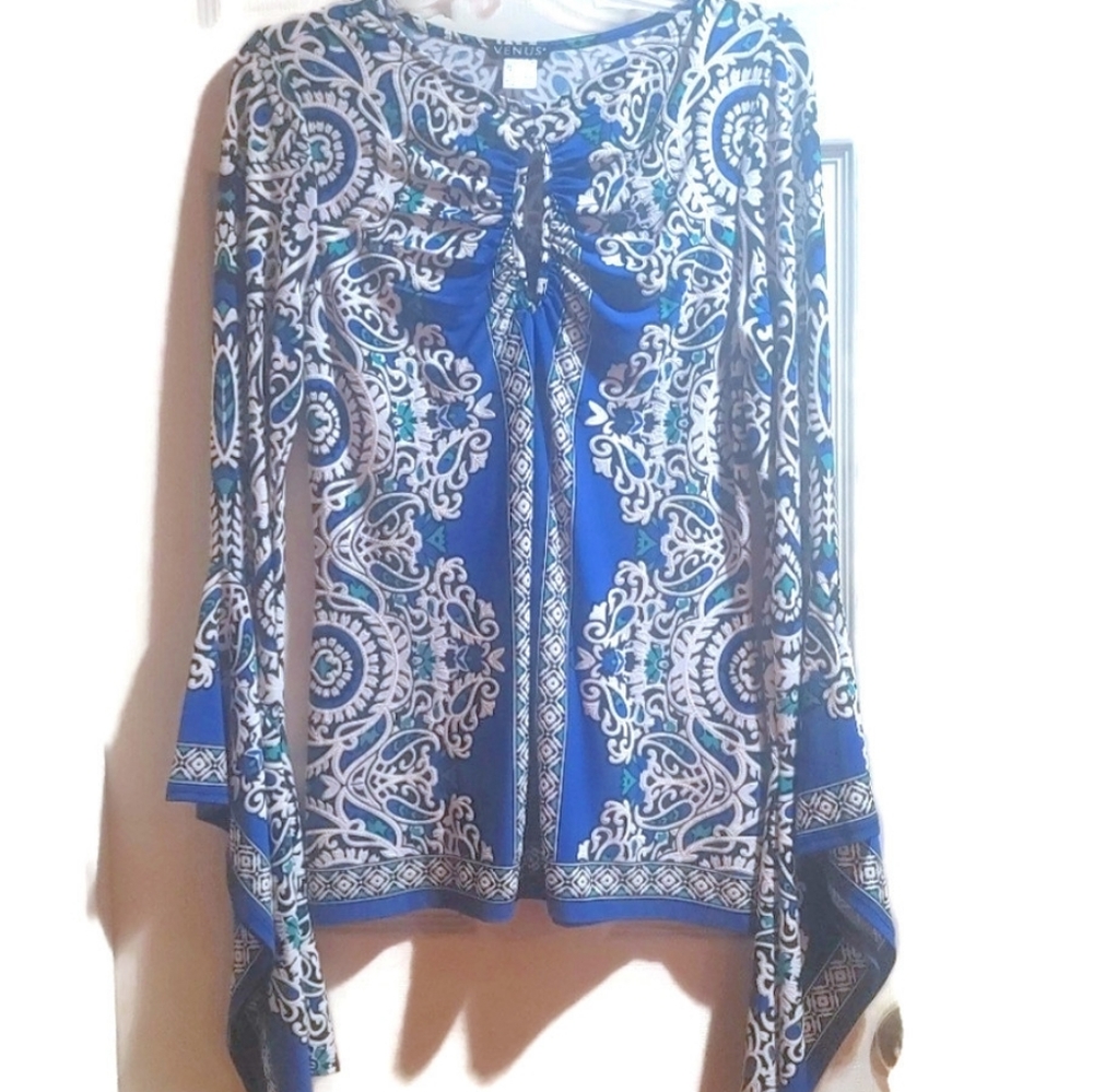 Women's Blu/white geometric design top